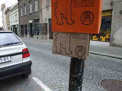 Potřeby na likvidaci psích exkrementů byly instalovány třeba v Rubešově ulici. Foto - Vladimír Sládek